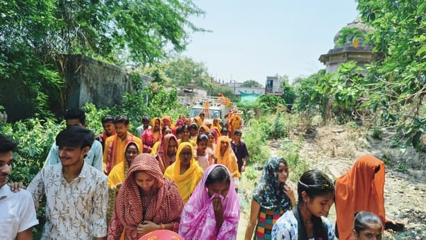 शोभायात्रा में शामिल श्रद्धालु। शोभायात्रा में शामिल श्रद्धालु।