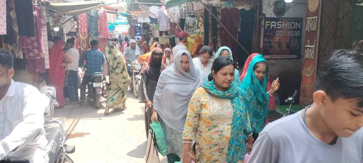 शहर के बाबूगंज में कपड़े की दुकान पर लहंगे की खरीदारी करते ग्राहक। संवाद शहर के बाबूगंज में कपड़े की दुकान पर लहंगे की खरीदारी करते ग्राहक। संवाद