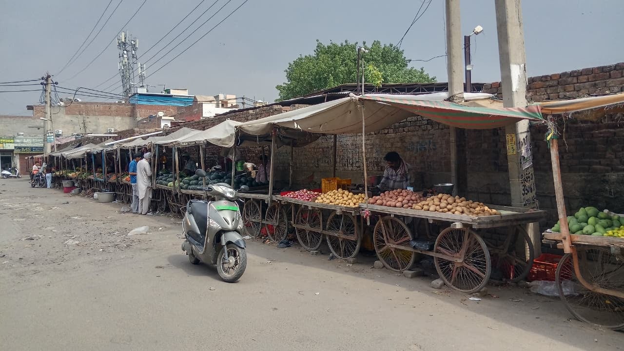 शहर की हंस मार्केट में लगी सब्जी व फलों की रेहड़ियां। संवाद