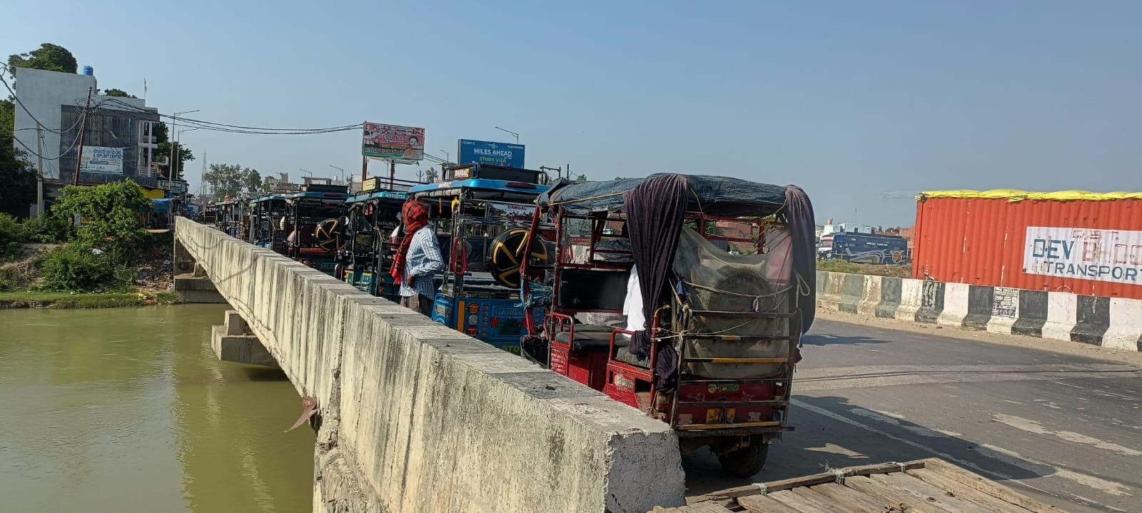 टनकपुर हाईवे पर खस्ताहाल ई-रिक्शे में सवारियां लेकर जाता ई-रिक्शा चालक। संवाद टनकपुर हाईवे पर खस्ताहाल ई-रिक्शे में सवारियां लेकर जाता ई-रिक्शा चालक। संवाद