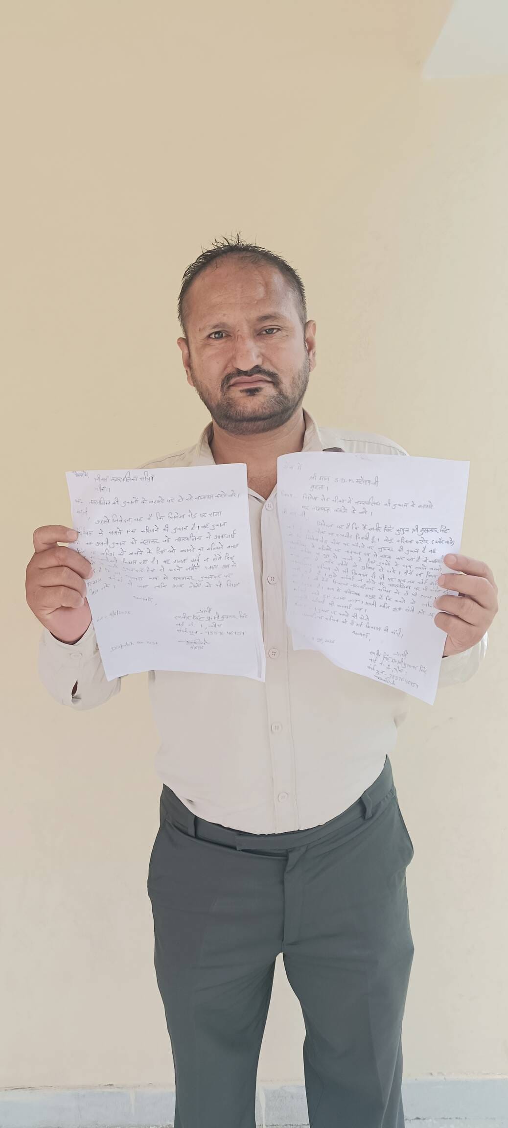 दुकान के बाहर बरामदे में निकाली गई दीवार का दृश्य। दुकान के बाहर बरामदे में निकाली गई दीवार का दृश्य।