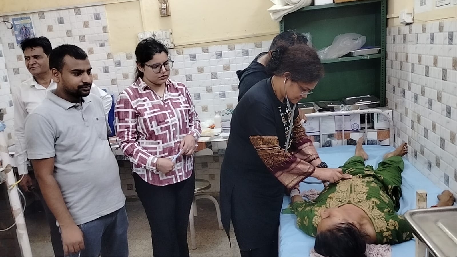 दौराला - मकान टूटता देख तबीयत बिगड़ने पर महिला को सीएचसी दौराला पर भर्ती कराया गया। स्रोत : संव दौराला - मकान टूटता देख तबीयत बिगड़ने पर महिला को सीएचसी दौराला पर भर्ती कराया गया। स्रोत : संव
