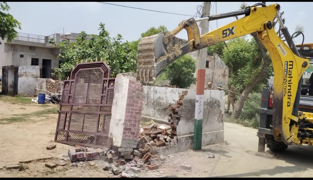 दौराला - मकान टूटता देख तबीयत बिगड़ने पर महिला को सीएचसी दौराला पर भर्ती कराया गया। स्रोत : संव दौराला - मकान टूटता देख तबीयत बिगड़ने पर महिला को सीएचसी दौराला पर भर्ती कराया गया। स्रोत : संव