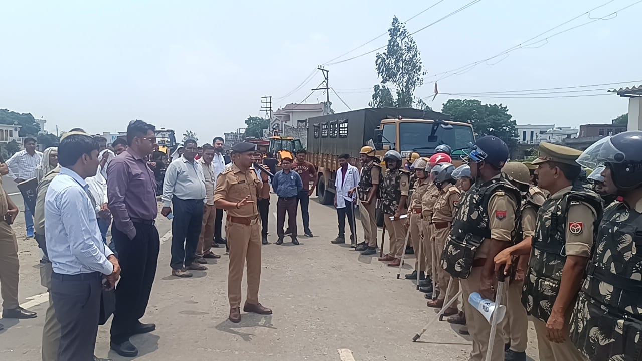 दौराला - मकान टूटता देख तबीयत बिगड़ने पर महिला को सीएचसी दौराला पर भर्ती कराया गया। स्रोत : संव दौराला - मकान टूटता देख तबीयत बिगड़ने पर महिला को सीएचसी दौराला पर भर्ती कराया गया। स्रोत : संव