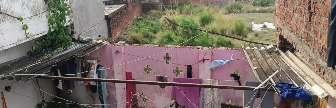 देवीगंज कड़ा रोड पर कार पर गिरा पेड़। संवाद देवीगंज कड़ा रोड पर कार पर गिरा पेड़। संवाद
