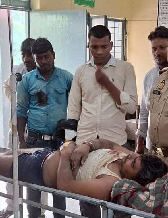 उघैती क्षेत्र के गांव पटपरागंज में मकान की छत गिरने से फैला मलवा। संवाद