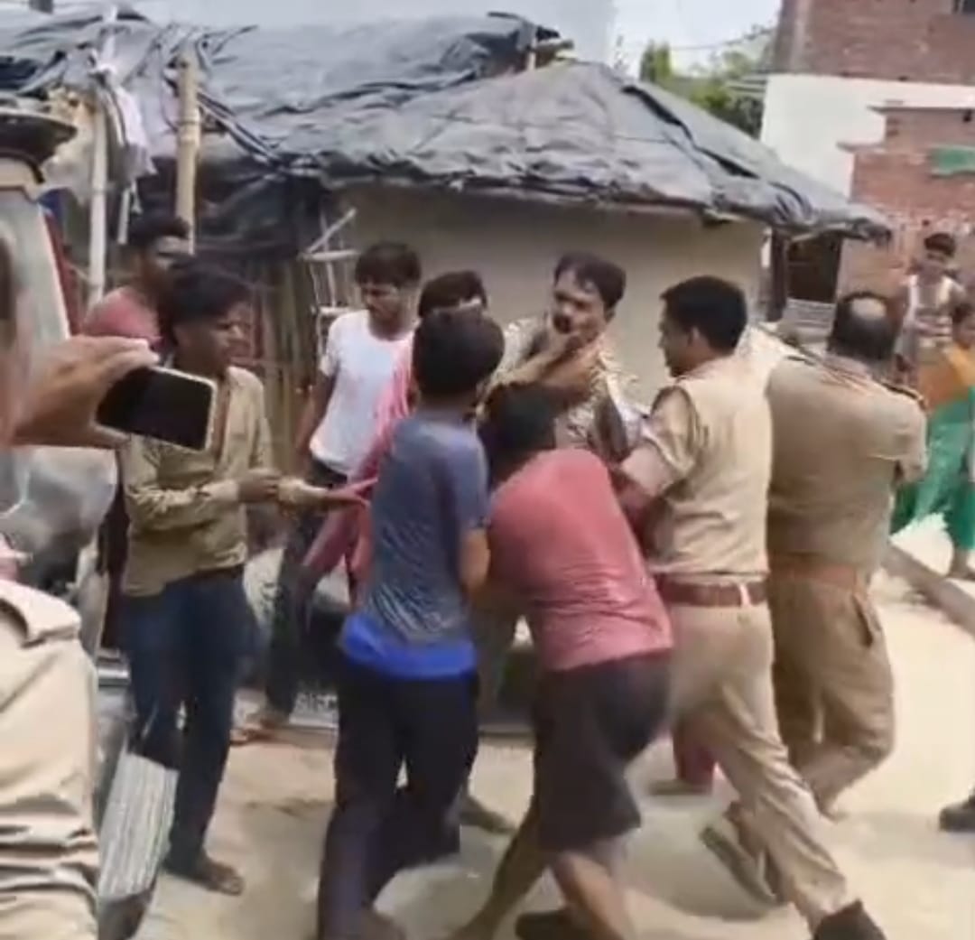 विंदवलिया गांव में पुलिस से मारपीट करने का वीडियो वायरल।स्रोत-सोशल मीडिया विंदवलिया गांव में पुलिस से मारपीट करने का वीडियो वायरल।स्रोत-सोशल मीडिया