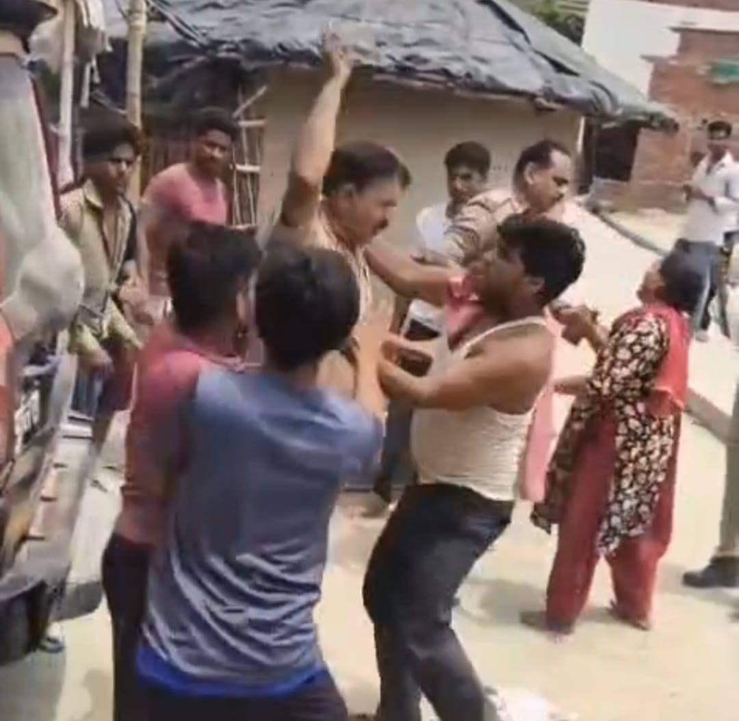विंदवलिया गांव में पुलिस से मारपीट करने का वीडियो वायरल।स्रोत-सोशल मीडिया विंदवलिया गांव में पुलिस से मारपीट करने का वीडियो वायरल।स्रोत-सोशल मीडिया