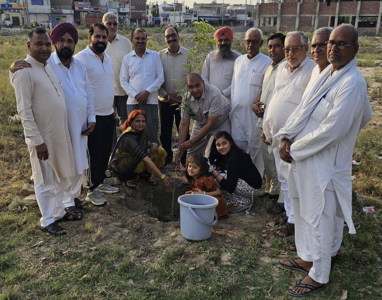 वैवाहिक वर्षगांठ और जन्मदिन के अवसर पर पौधरोपण करते समाजसेवी।