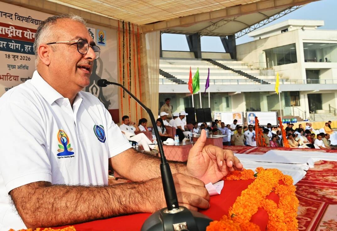 01-एमडीयू में सरदार वल्लभभाई पटेल क्रिकेट स्टेडियम में जिला स्तरीय योग कार्यक्रम में योग करते 01-एमडीयू में सरदार वल्लभभाई पटेल क्रिकेट स्टेडियम में जिला स्तरीय योग कार्यक्रम में योग करते