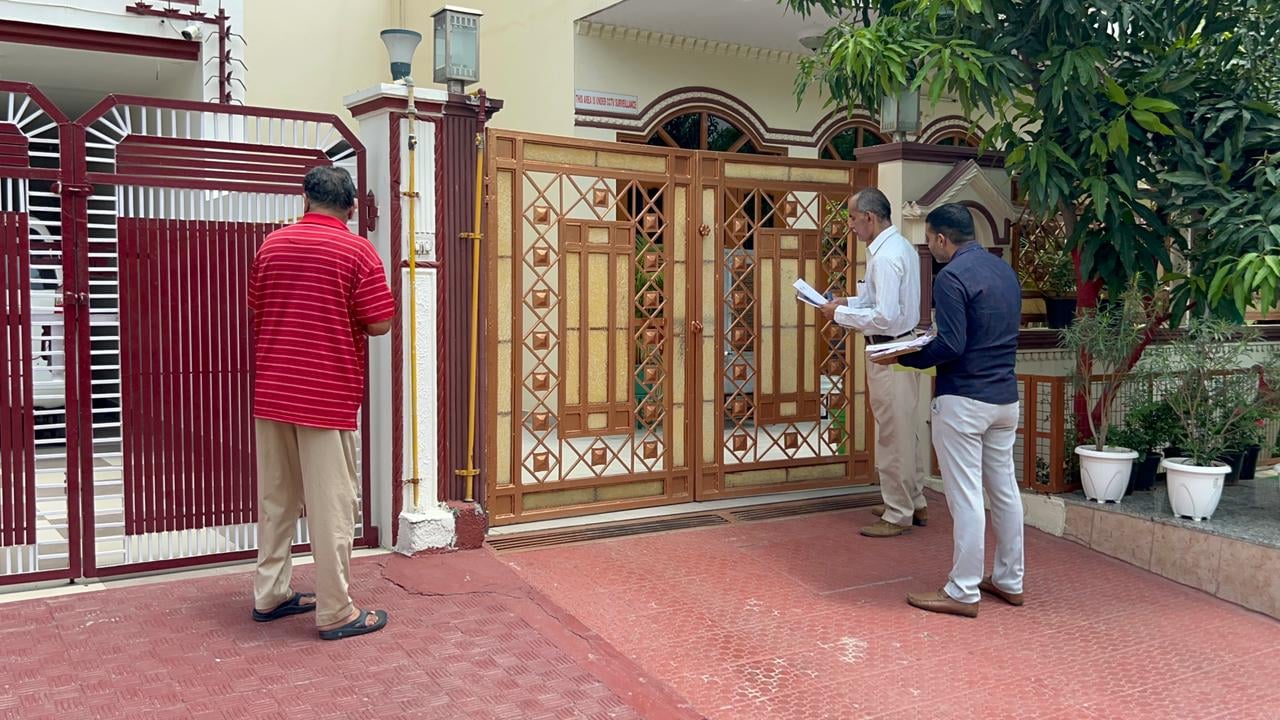 04-रोहतक के सेक्टर-14 में बुजुर्ग मतदाता को समझाने का प्रयास करते बीएलओ व बीएलए। संवाद 04-रोहतक के सेक्टर-14 में बुजुर्ग मतदाता को समझाने का प्रयास करते बीएलओ व बीएलए। संवाद