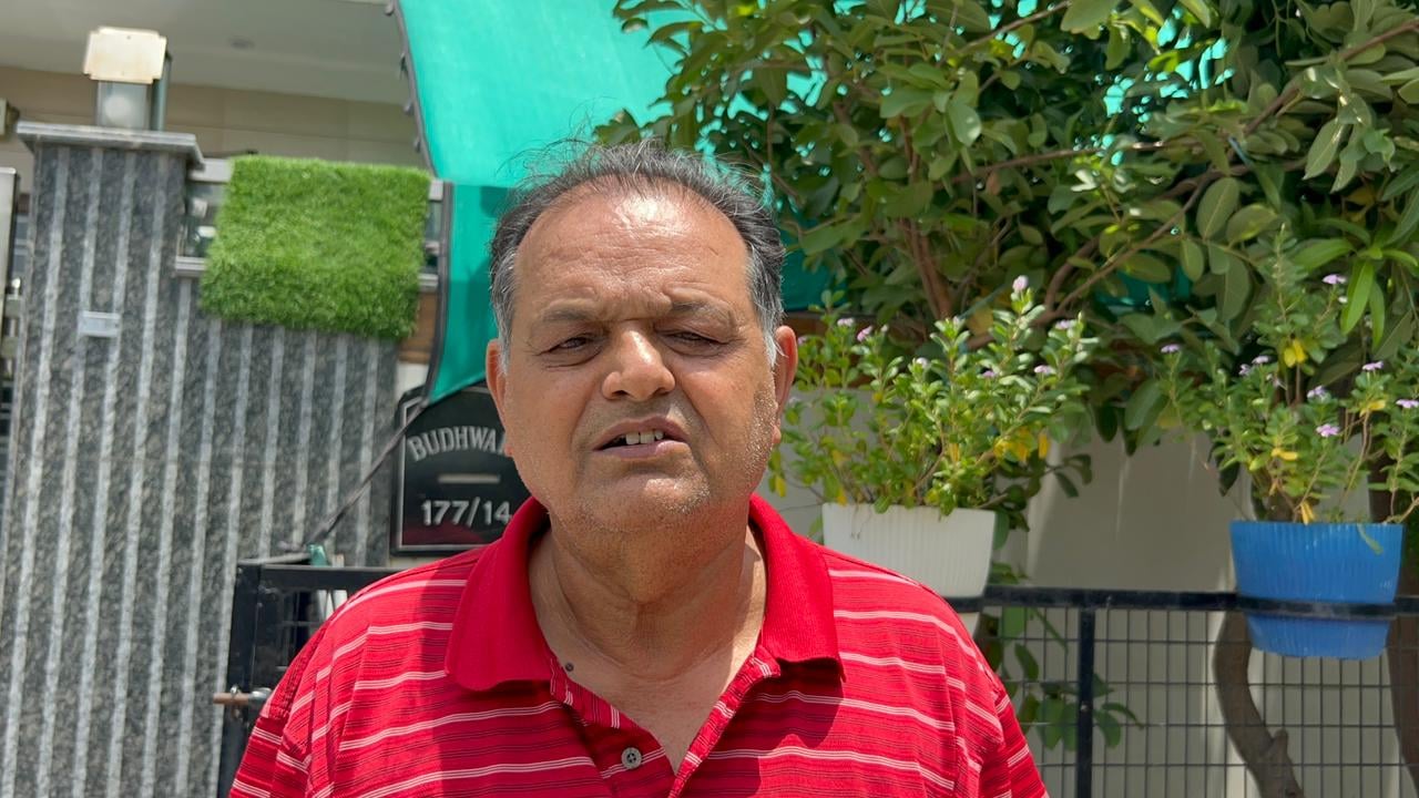 04-रोहतक के सेक्टर-14 में बुजुर्ग मतदाता को समझाने का प्रयास करते बीएलओ व बीएलए। संवाद 04-रोहतक के सेक्टर-14 में बुजुर्ग मतदाता को समझाने का प्रयास करते बीएलओ व बीएलए। संवाद