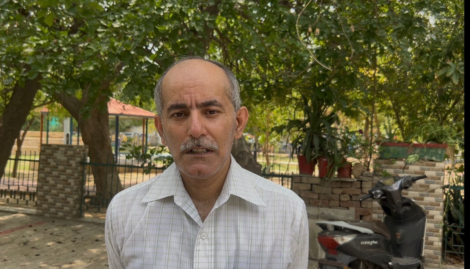 04-रोहतक के सेक्टर-14 में बुजुर्ग मतदाता को समझाने का प्रयास करते बीएलओ व बीएलए। संवाद 04-रोहतक के सेक्टर-14 में बुजुर्ग मतदाता को समझाने का प्रयास करते बीएलओ व बीएलए। संवाद