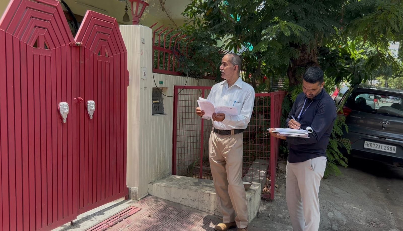 04-रोहतक के सेक्टर-14 में बुजुर्ग मतदाता को समझाने का प्रयास करते बीएलओ व बीएलए। संवाद 04-रोहतक के सेक्टर-14 में बुजुर्ग मतदाता को समझाने का प्रयास करते बीएलओ व बीएलए। संवाद