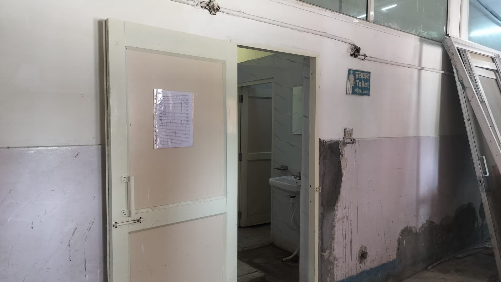 18जेएनडी22: नागरिक अस्पताल के नए भवन के प्रथम तल पर मरीजों की सुविधा के लिए रखे गए पानी के कैंप 18जेएनडी22: नागरिक अस्पताल के नए भवन के प्रथम तल पर मरीजों की सुविधा के लिए रखे गए पानी के कैंप