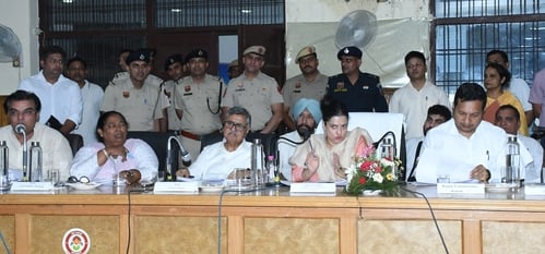24-जिला विकास भवन स्थित डीआरडीए हॉल में जिला लोक संपर्क एवं परिवेदना समिति की मासिक बैठक के दौर 24-जिला विकास भवन स्थित डीआरडीए हॉल में जिला लोक संपर्क एवं परिवेदना समिति की मासिक बैठक के दौर
