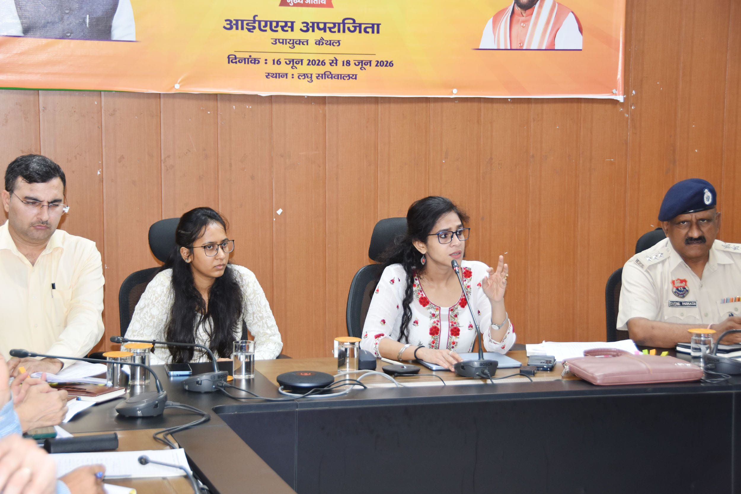 अधिकारियों के साथ बैठक करतीं डीसी अपराजिता। प्रवक्ता अधिकारियों के साथ बैठक करतीं डीसी अपराजिता। प्रवक्ता