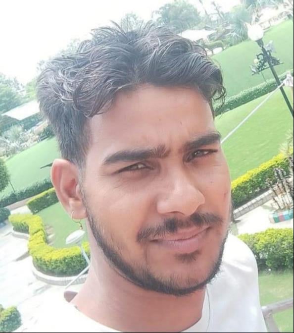 अलीगंज रोड पर मंडी के आसपास शुक्रवार को जाम में फंसे वाहन। संवाद अलीगंज रोड पर मंडी के आसपास शुक्रवार को जाम में फंसे वाहन। संवाद