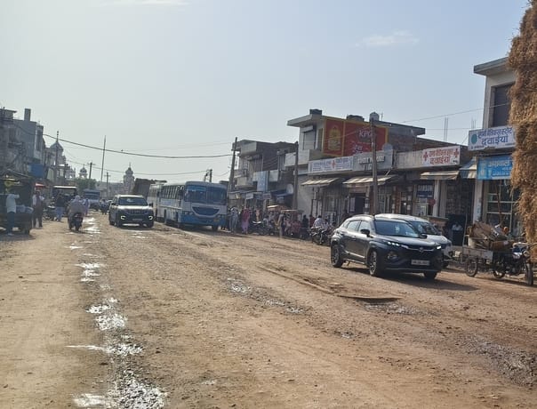 असंध-कैथल मार्ग पर चल रहे निर्माण कार्य के कारण खराब हुई सड़क का दृश्य।