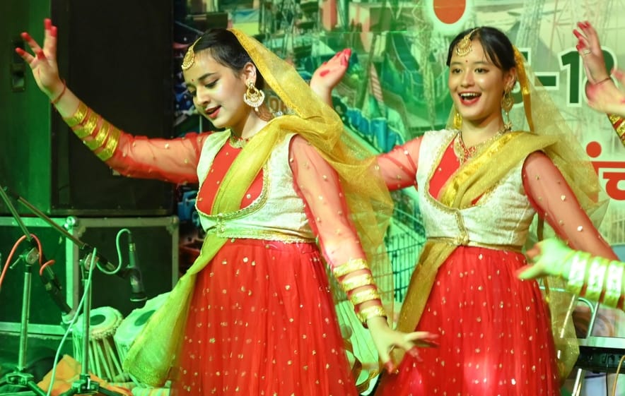भुंतर मेले की अतिंम सांस्कृति संध्या में प्रस्तुति देते लोक कलाकार रमेश ठाकुर।-संवाद भुंतर मेले की अतिंम सांस्कृति संध्या में प्रस्तुति देते लोक कलाकार रमेश ठाकुर।-संवाद