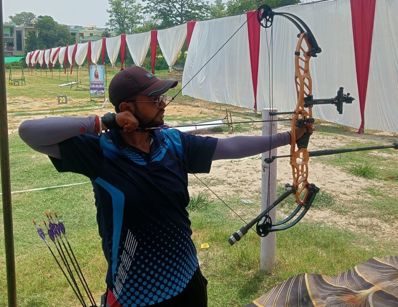 भदोही में सब रजिस्टार को ज्ञापन देते दस्तावेज लेखक। संवाद भदोही में सब रजिस्टार को ज्ञापन देते दस्तावेज लेखक। संवाद