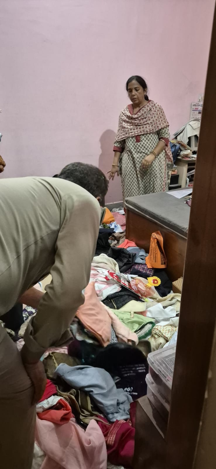 बेहड़ेवाला गांव के एक घर में चोरी के बाद बिखरा सामान। स्रोत: परिजन बेहड़ेवाला गांव के एक घर में चोरी के बाद बिखरा सामान। स्रोत: परिजन