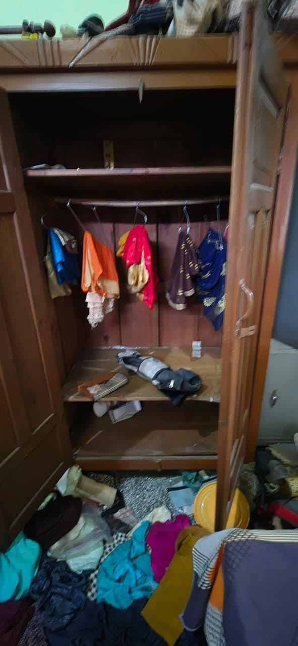 बेहड़ेवाला गांव के एक घर में चोरी के बाद बिखरा सामान। स्रोत: परिजन बेहड़ेवाला गांव के एक घर में चोरी के बाद बिखरा सामान। स्रोत: परिजन