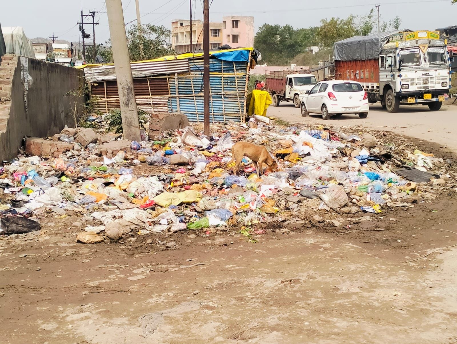 बद्दी के अस्पताल व स्कूल के समीप लगे कूड़े के ढेर- संवाद।