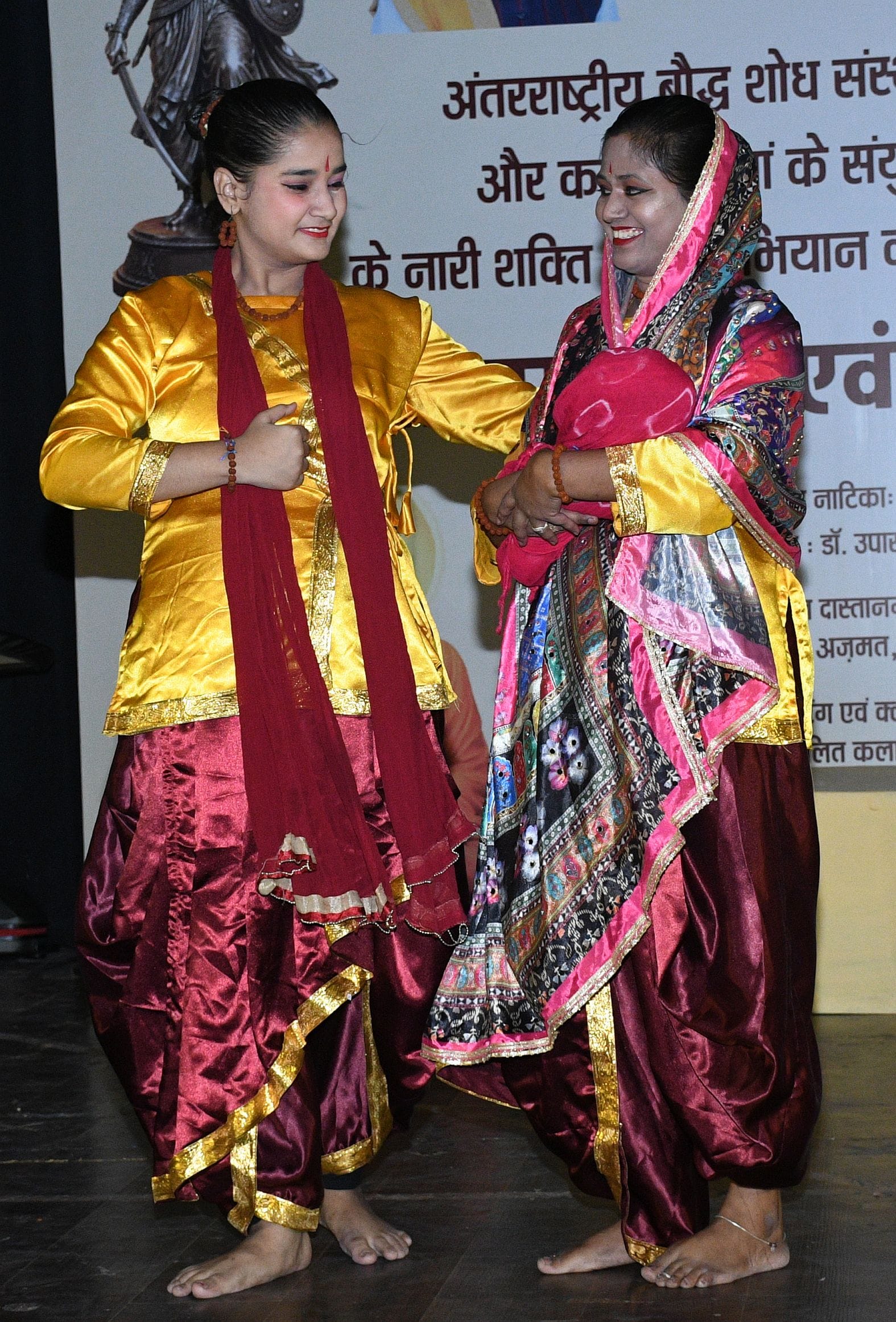 बुद्ध नृत्य-नाटिका, लक्ष्मणगाथा दास्तानगोई और कृष्ण लीला ने मोहा मन बुद्ध नृत्य-नाटिका, लक्ष्मणगाथा दास्तानगोई और कृष्ण लीला ने मोहा मन