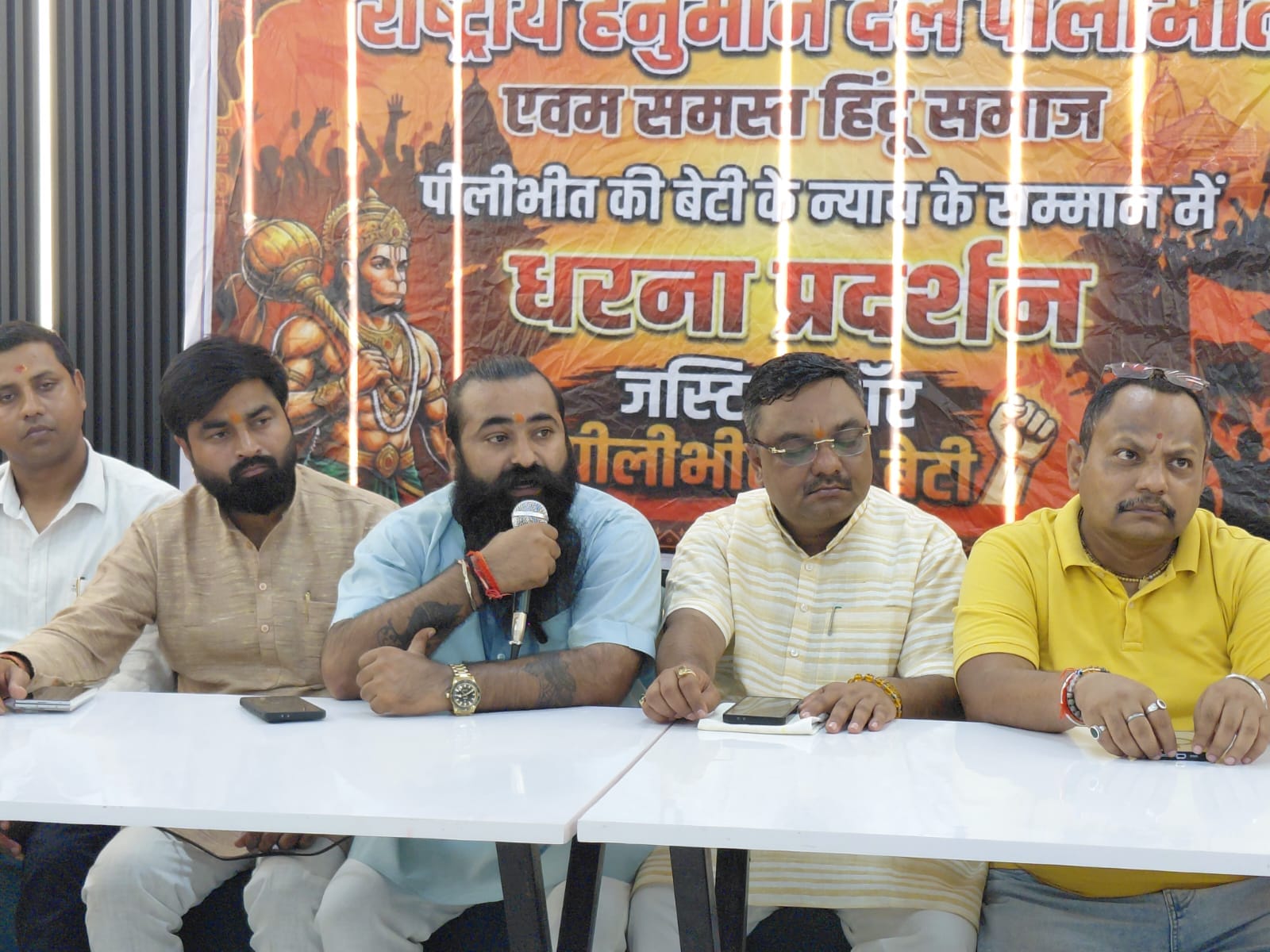 एसपी को ज्ञापन सौंपते हिंदू महासभा के कार्यकर्ता।
