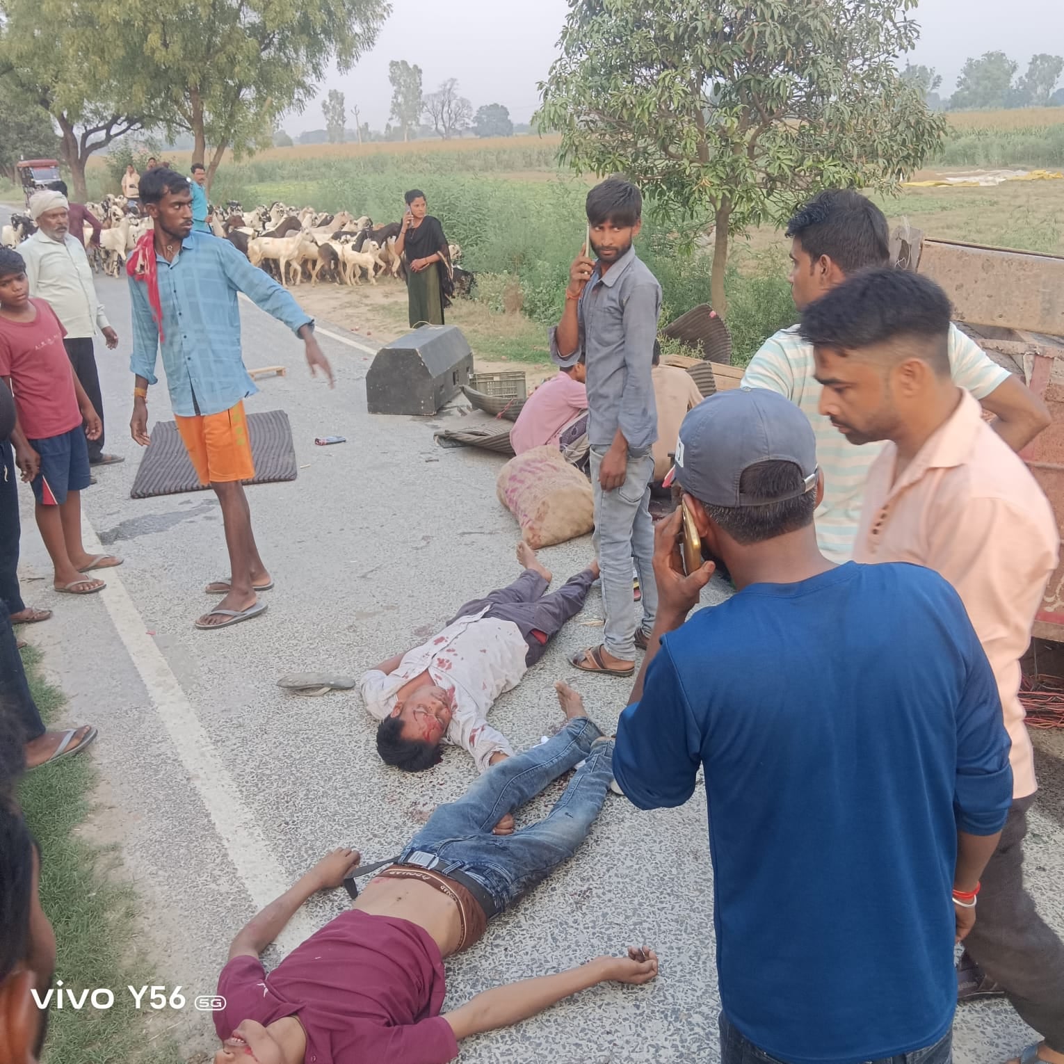 फोटो-23 घटनास्थल पलटा पड़ा ट्रैक्टर-ट्राॅली और पड़ा टेंट का सामान। संवाद