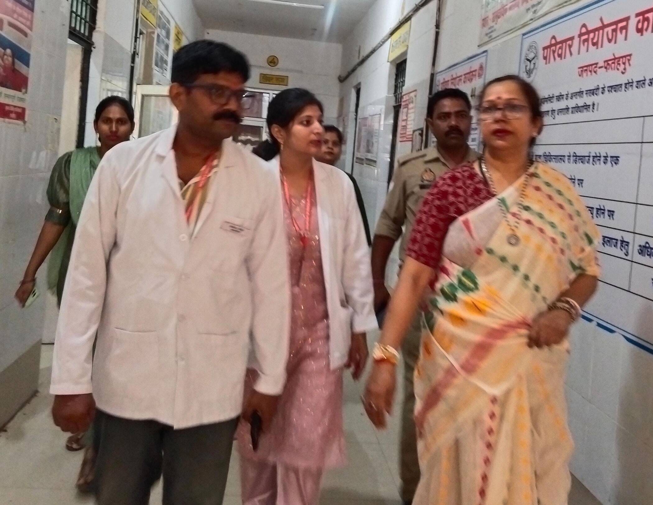 फोटो-27-सीएचसी का निरीक्षण करतीं महिला आयोग की सदस्य अंजू प्रजापति। संवाद फोटो-27-सीएचसी का निरीक्षण करतीं महिला आयोग की सदस्य अंजू प्रजापति। संवाद