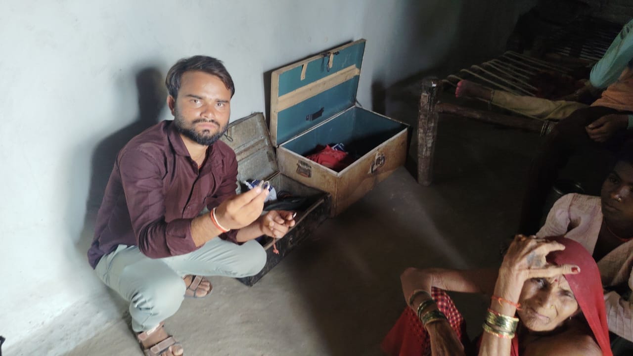 फोटो - 29 चोरी के बारे में जानकारी देते पीड़ित परिजन। संवाद फोटो - 29 चोरी के बारे में जानकारी देते पीड़ित परिजन। संवाद
