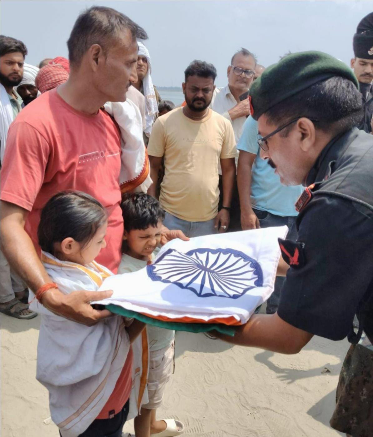 फोटो-29- सूबेदार शैलेंद्र पांडेय का शव घर पहुंचने पर बिलखते परिजन। संवाद