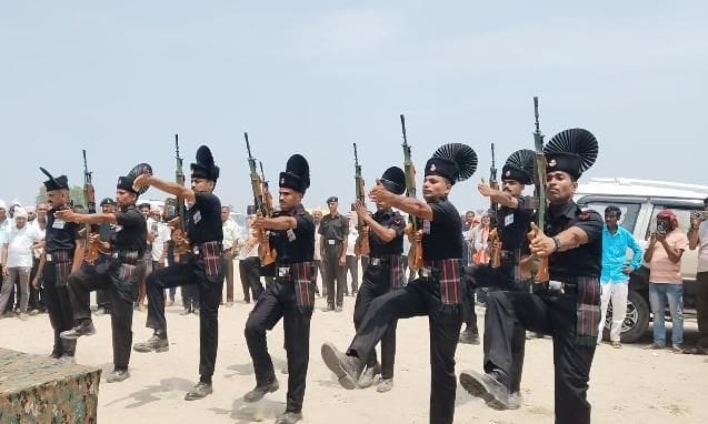 फोटो-29- सूबेदार शैलेंद्र पांडेय का शव घर पहुंचने पर बिलखते परिजन। संवाद