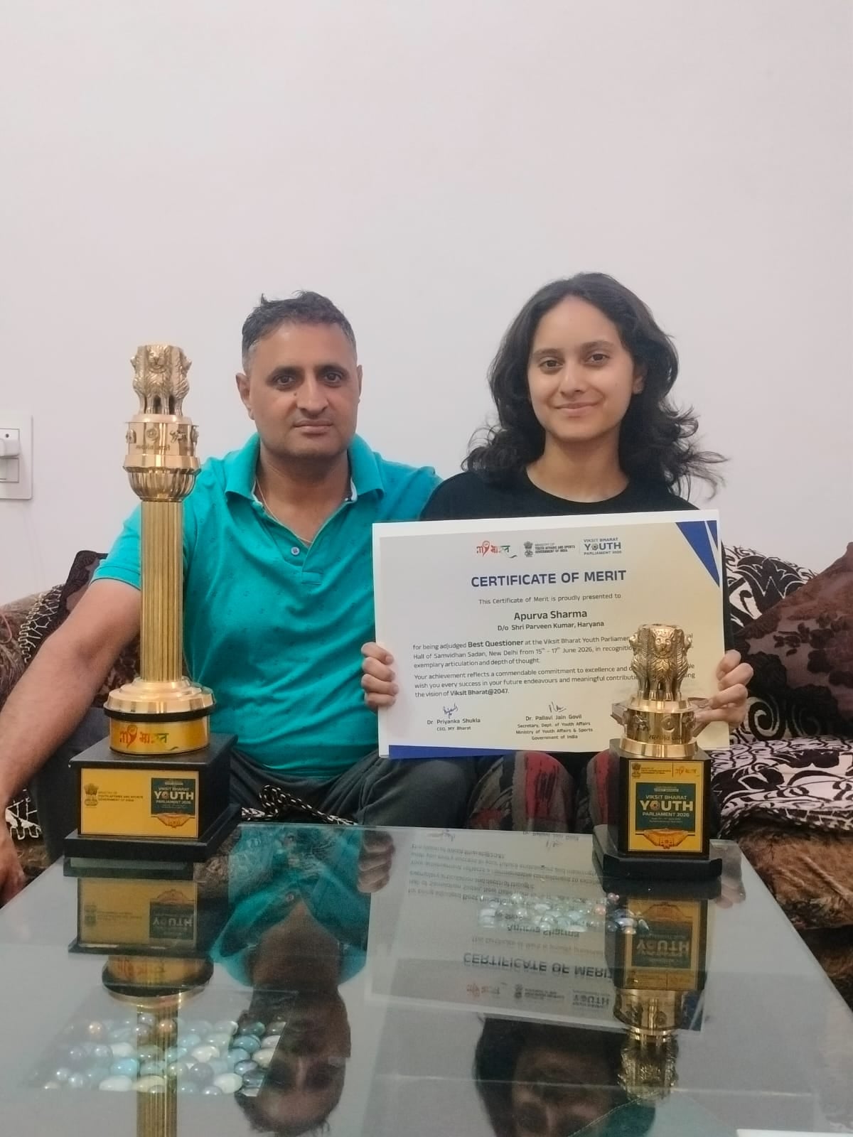 फोटो : नई दिल्ली में शहजादपुर की रहने वाली बेटी अपूर्वा शर्मा को सर्वश्रेष्ठ प्रश्नकर्ता सम्मान