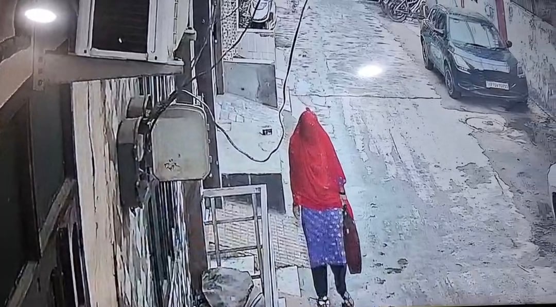 फोटो : सोनीपत की ब्रह्म कॉलोनी स्थित घर में हुई चोरी के बारे में बताते परिवार के सदस्य। संवाद फोटो : सोनीपत की ब्रह्म कॉलोनी स्थित घर में हुई चोरी के बारे में बताते परिवार के सदस्य। संवाद
