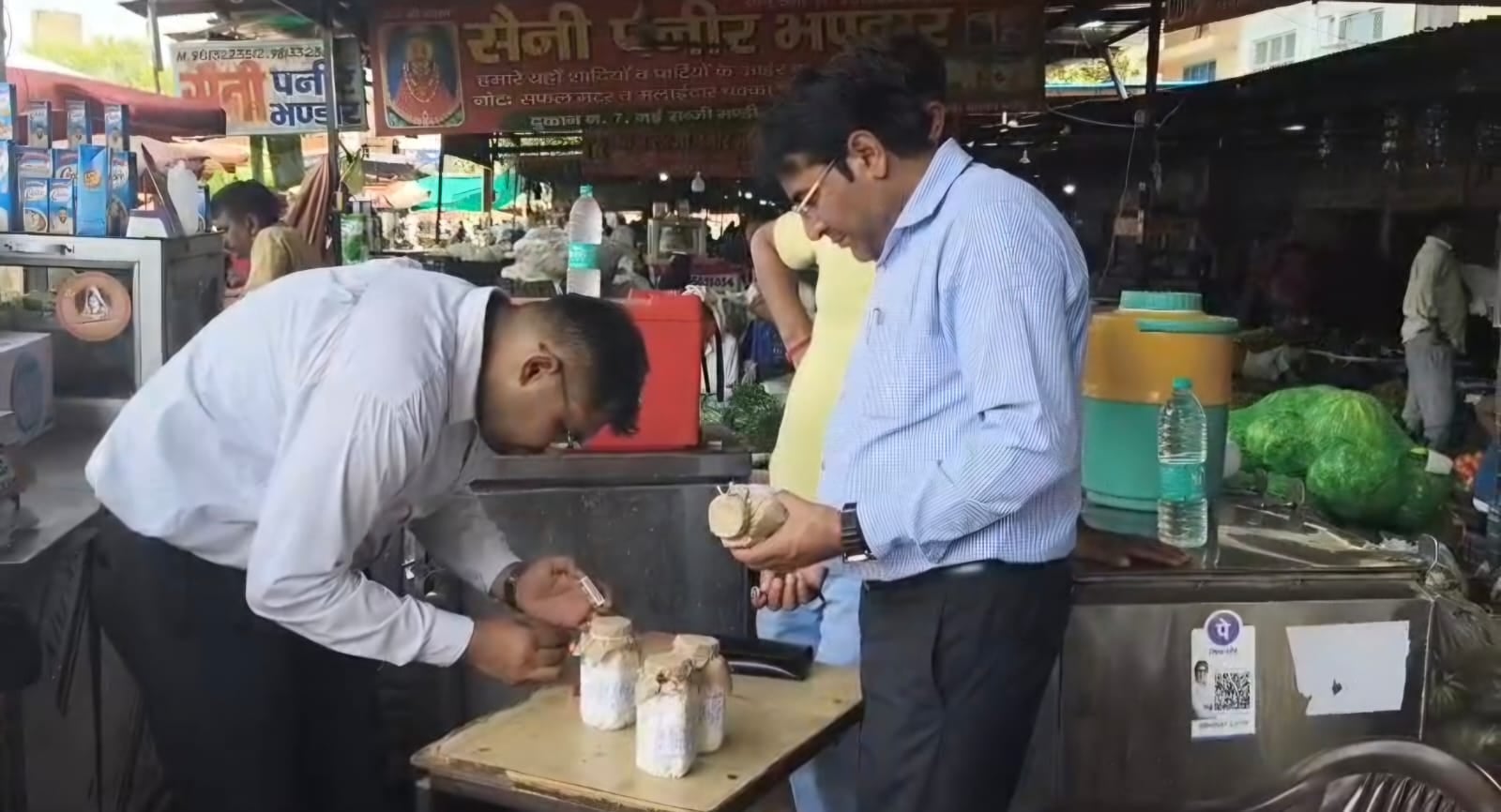 फोटाे : सोनीपत की सब्जी मंडी में पनीर के सैंपल लेती खाद्य सुरक्षा एवं औषधि प्रशासन की टीम। सं फोटाे : सोनीपत की सब्जी मंडी में पनीर के सैंपल लेती खाद्य सुरक्षा एवं औषधि प्रशासन की टीम। सं