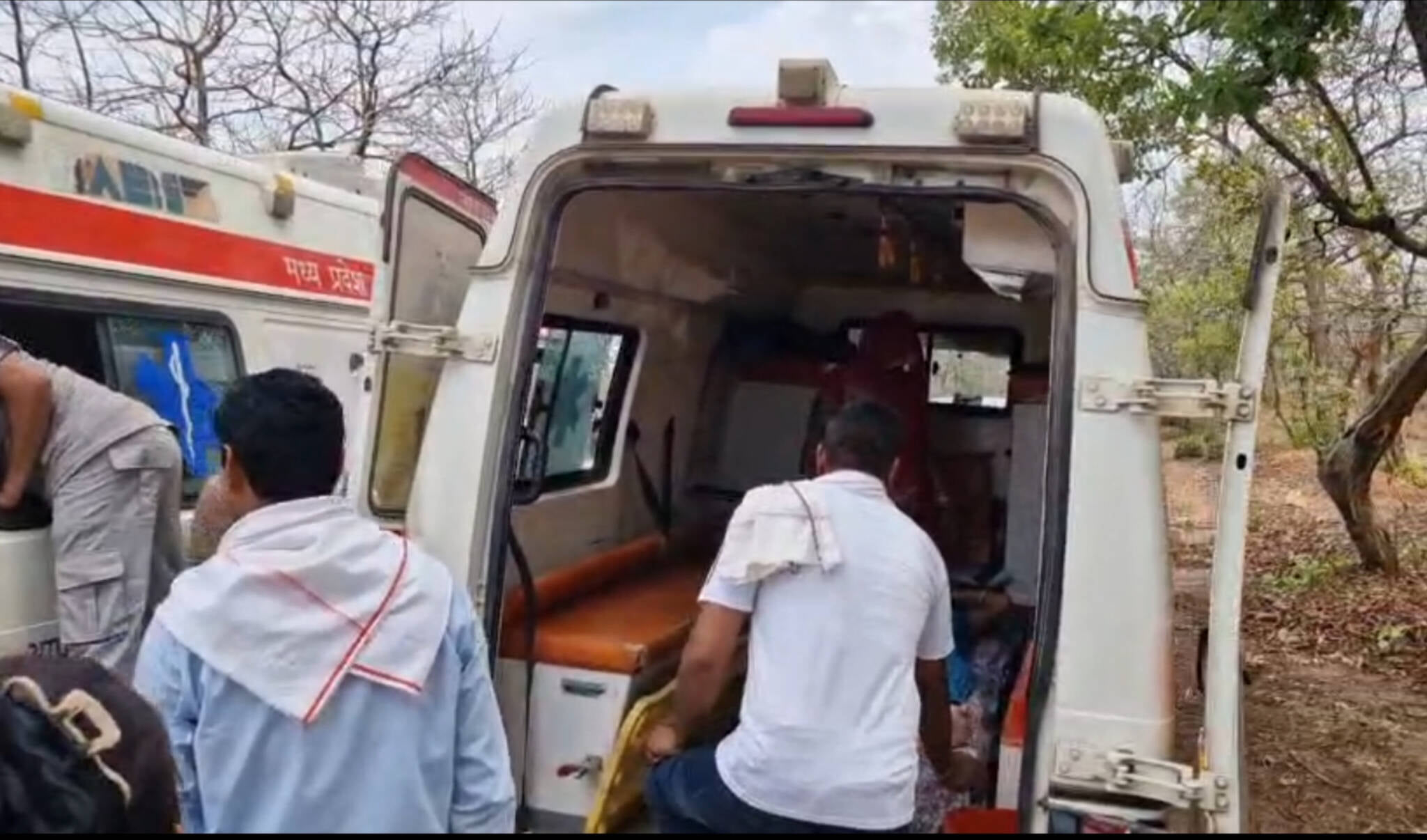गंभीर मरीज को अजयगढ़ से पन्ना ला रही है 108 एंबुलेंस का टायर फटा 1 घंटे तक परेशान होते रहे परिज