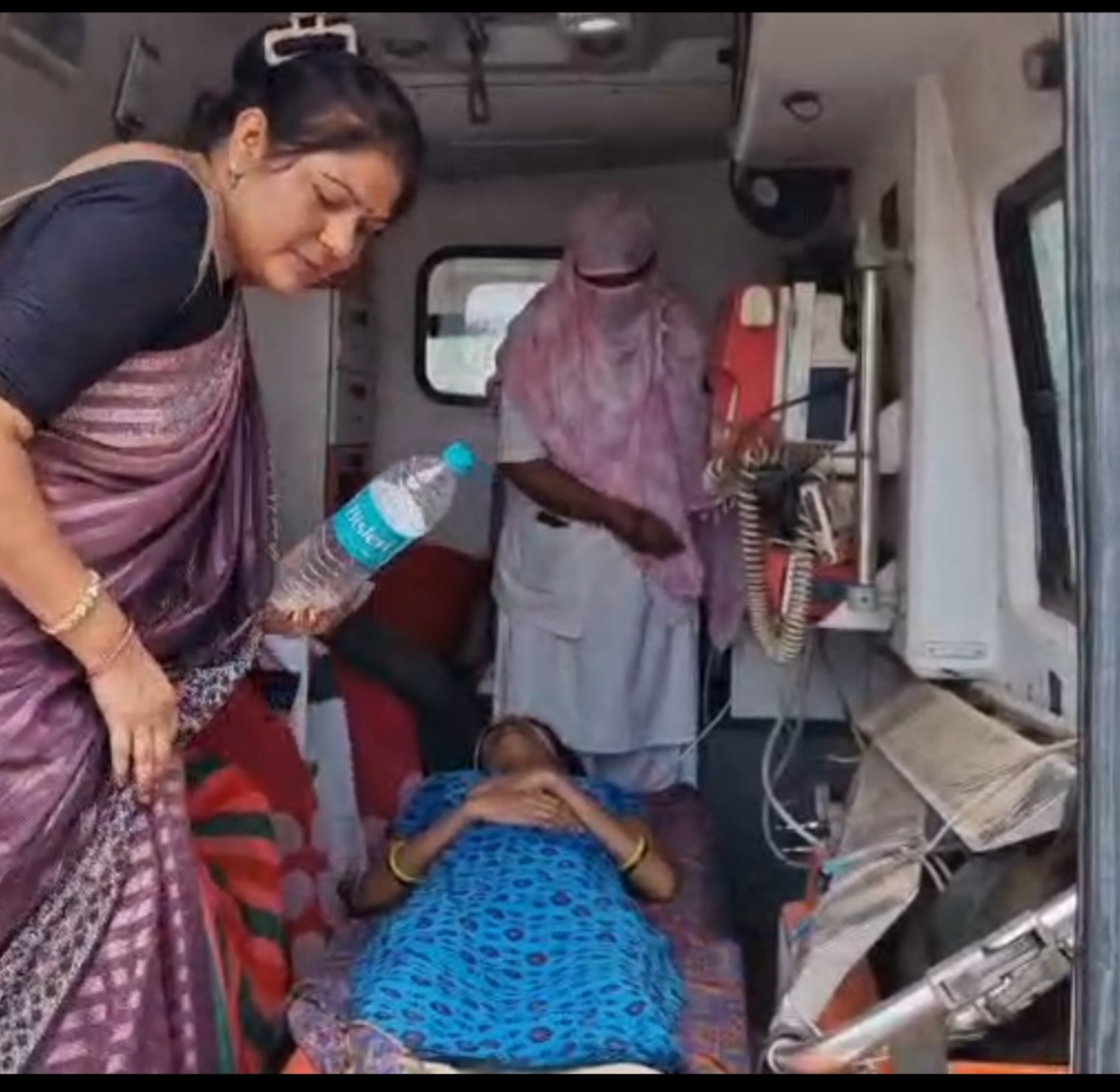गंभीर मरीज को अजयगढ़ से पन्ना ला रही है 108 एंबुलेंस का टायर फटा 1 घंटे तक परेशान होते रहे परिज