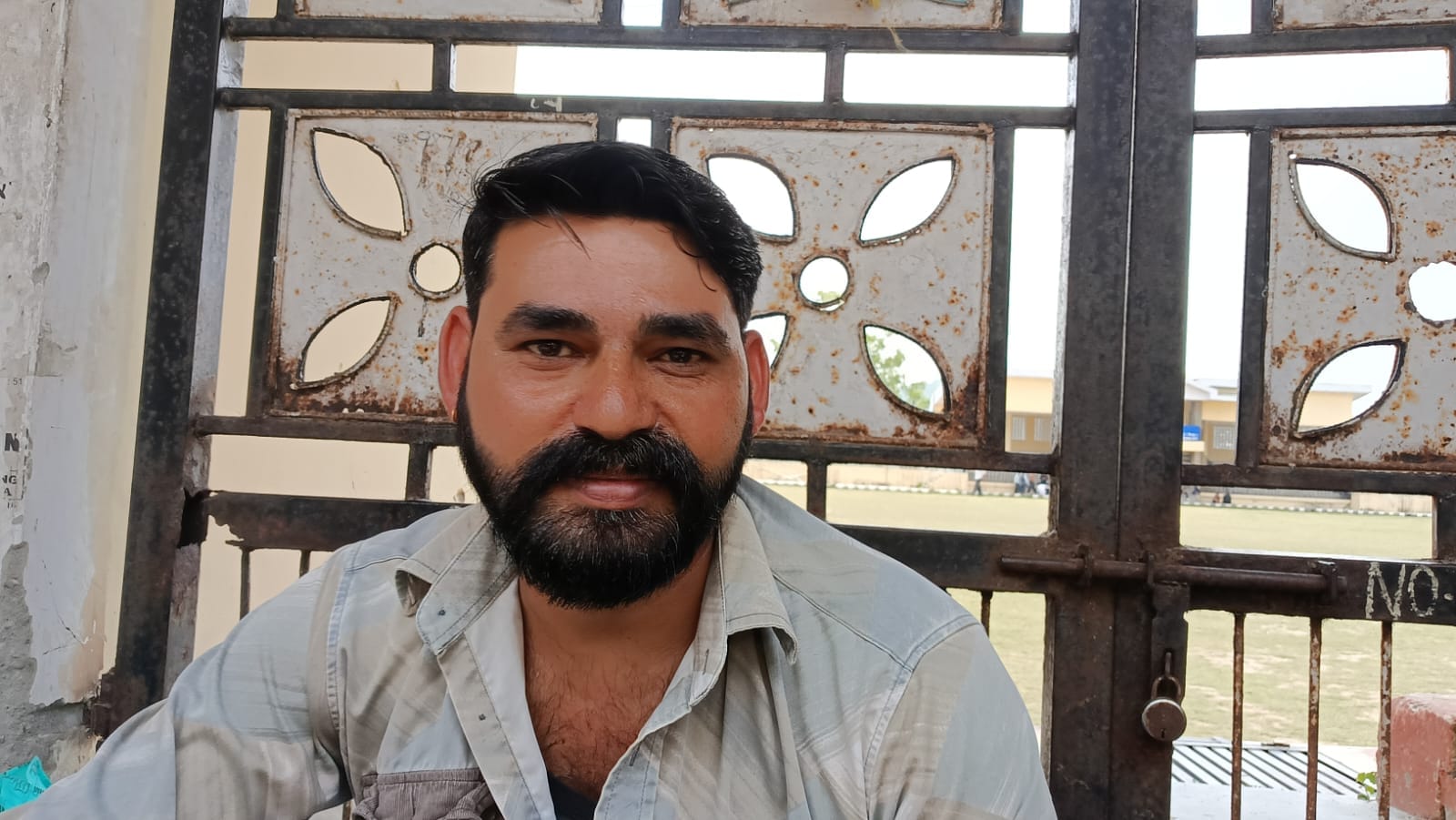 हमीरपुर में मेडिकल कॉलेज के नजदीक लोगों के जूतों की मरम्मत करते हुए चर्मशिल्पकार। संवाद हमीरपुर में मेडिकल कॉलेज के नजदीक लोगों के जूतों की मरम्मत करते हुए चर्मशिल्पकार। संवाद