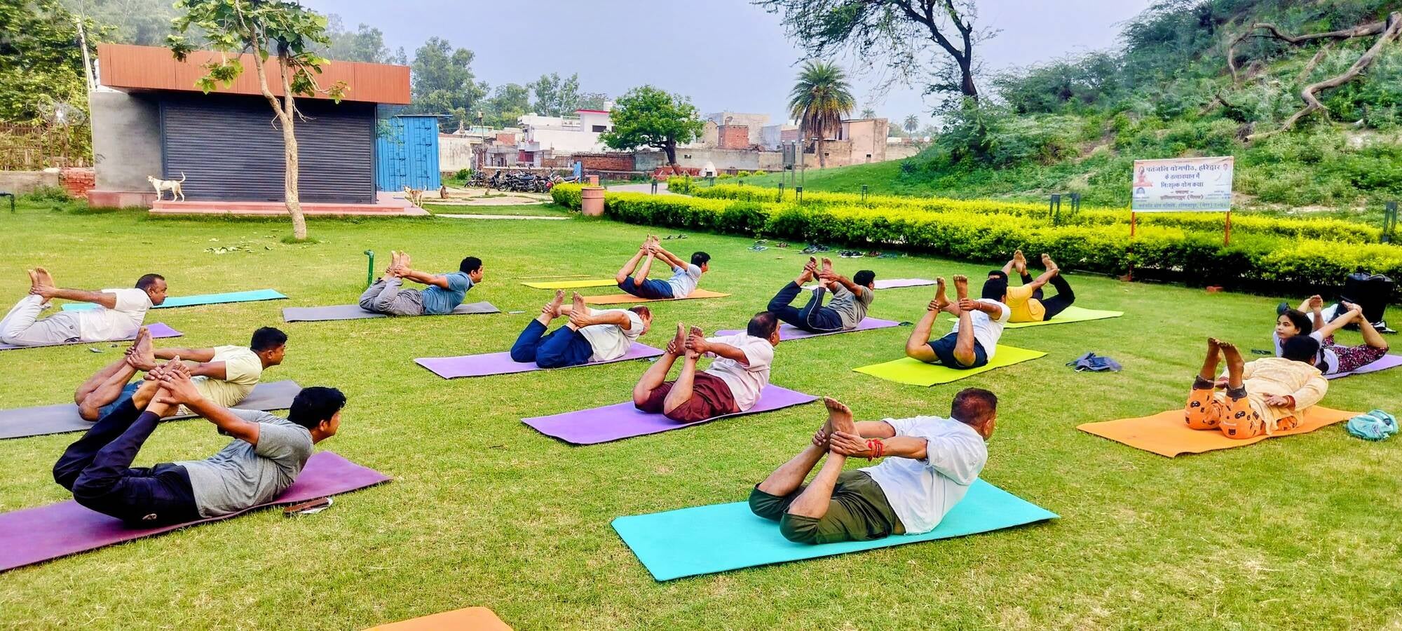 हस्तिनापुर में आयजित योग शिविर में योग करते साधक स्रोत संवाद हस्तिनापुर में आयजित योग शिविर में योग करते साधक स्रोत संवाद