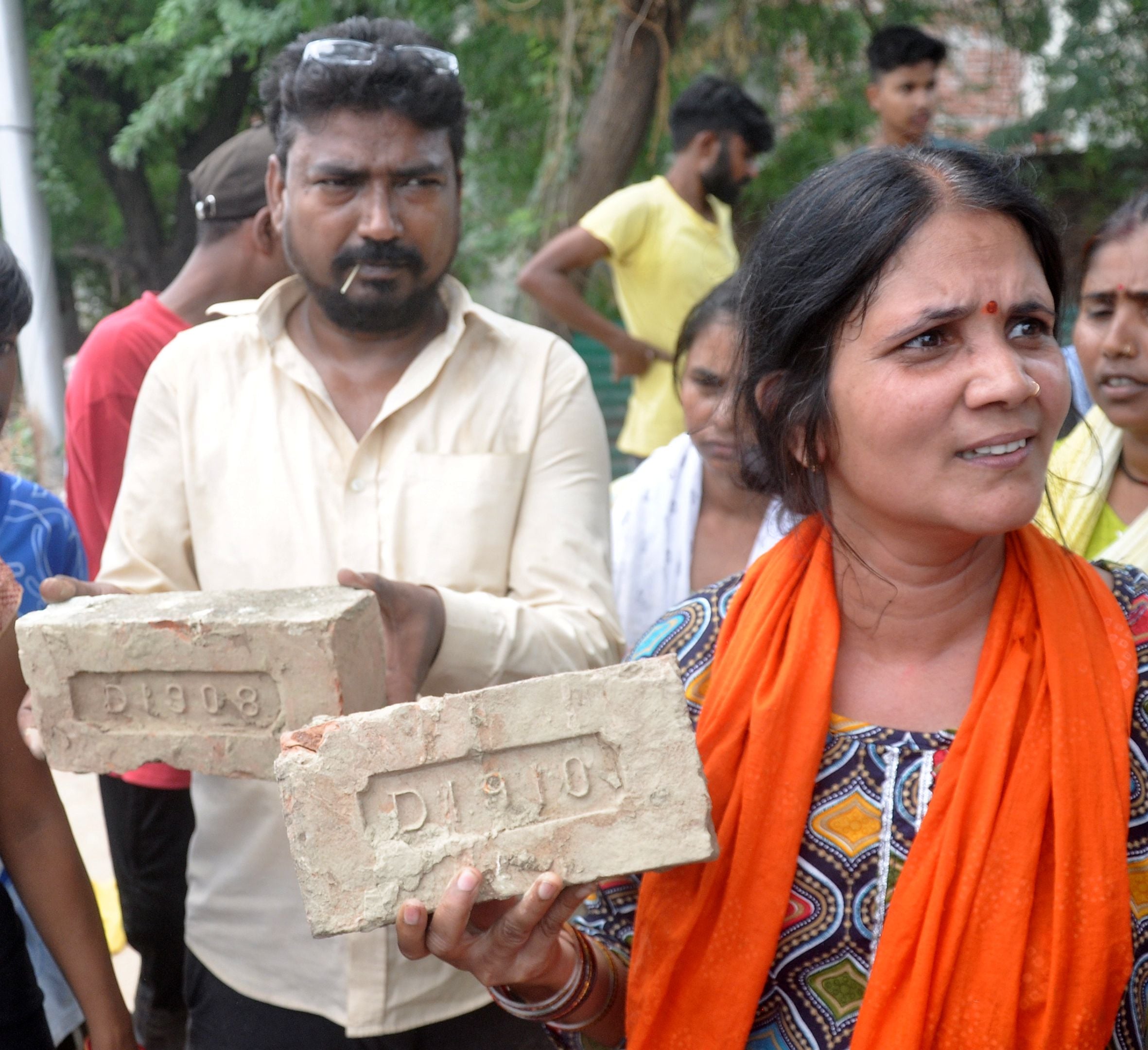 हैदर कैनाल के किनारे अतिक्रमण हटाने पहुंची टीम के साथ झड़प करते लोग तथा दीवार पर चस्पा नोटिस। हैदर कैनाल के किनारे अतिक्रमण हटाने पहुंची टीम के साथ झड़प करते लोग तथा दीवार पर चस्पा नोटिस।