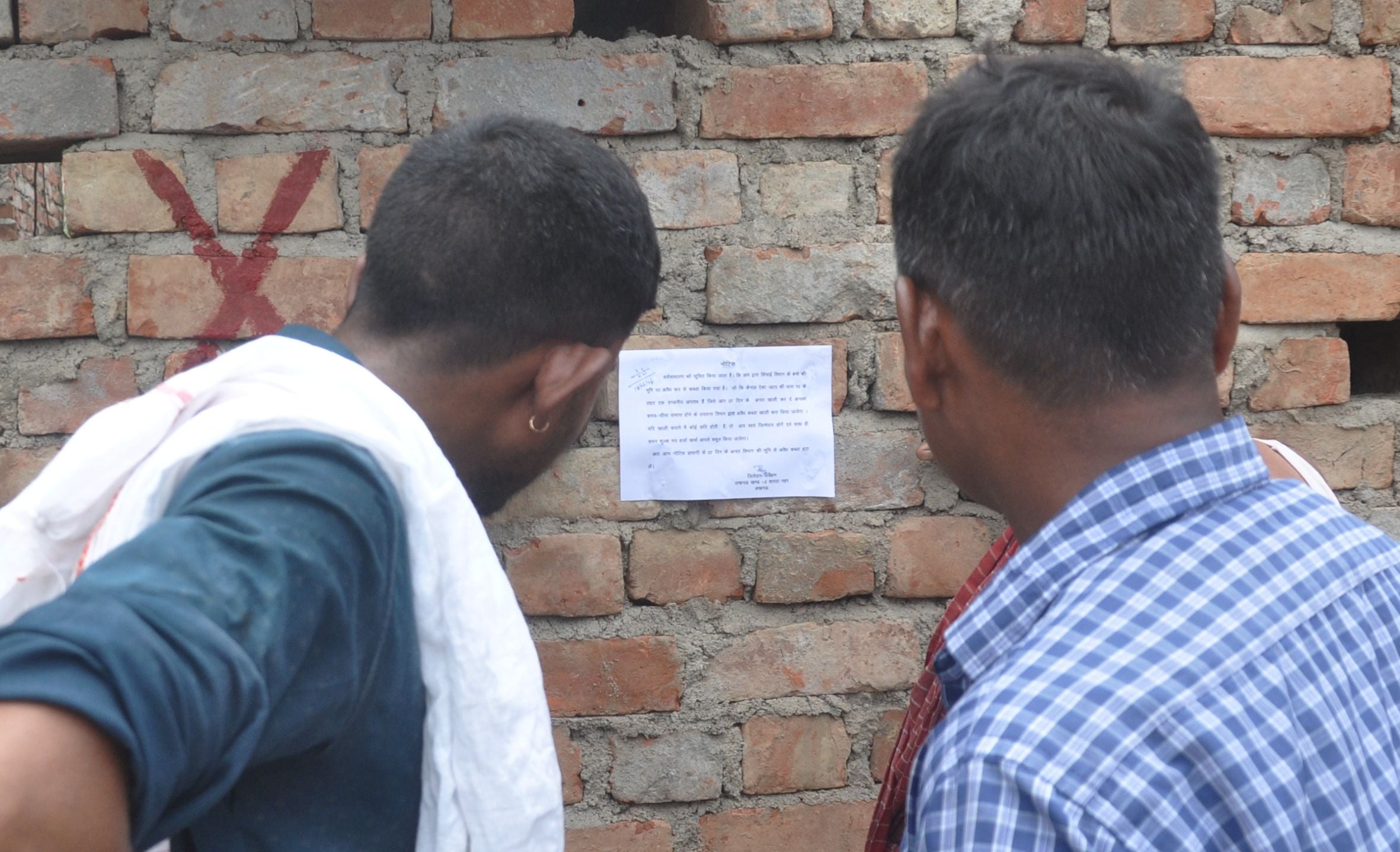 हैदर कैनाल के किनारे अतिक्रमण हटाने पहुंची टीम के साथ झड़प करते लोग तथा दीवार पर चस्पा नोटिस। हैदर कैनाल के किनारे अतिक्रमण हटाने पहुंची टीम के साथ झड़प करते लोग तथा दीवार पर चस्पा नोटिस।