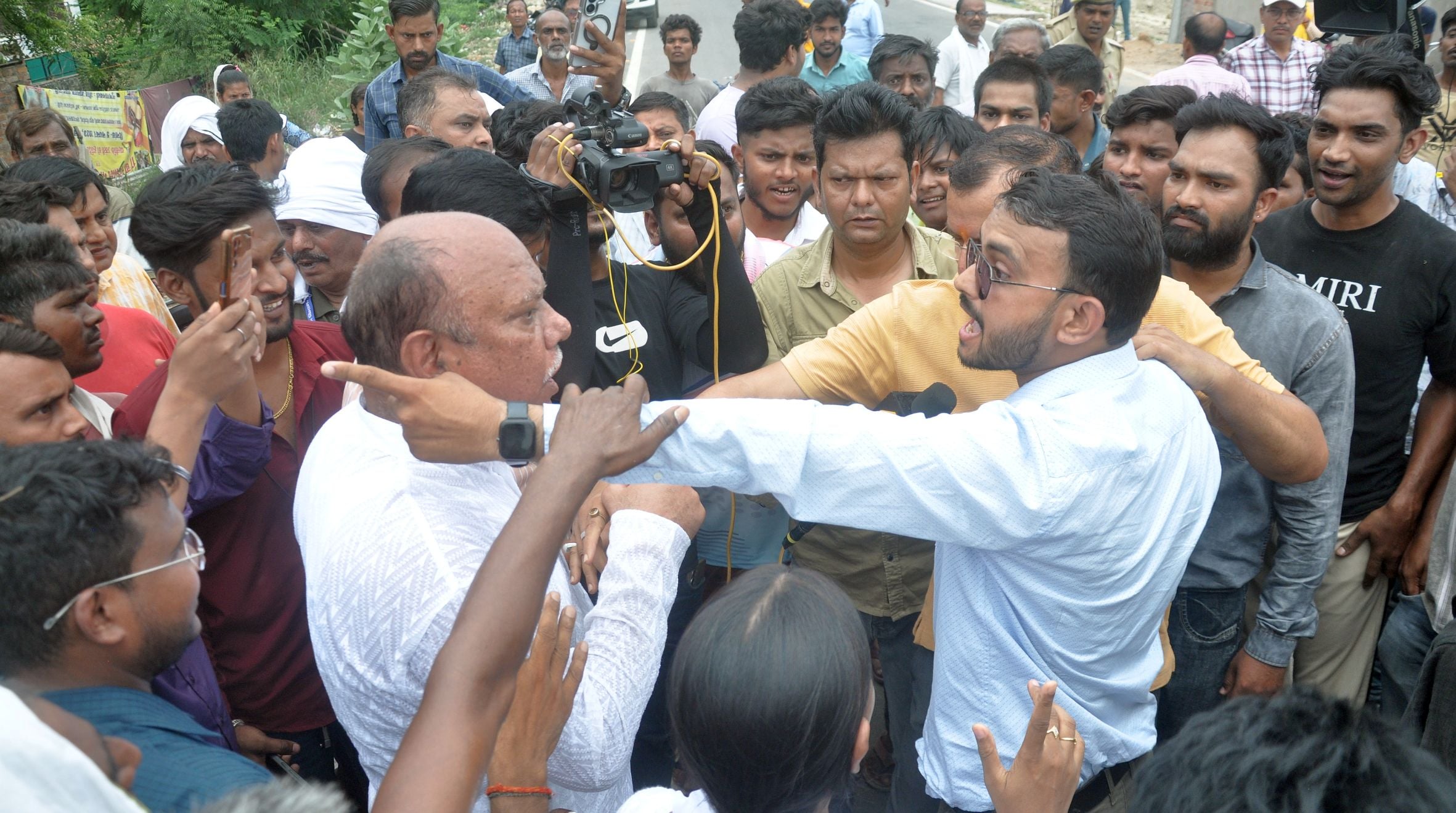 हैदर कैनाल के किनारे अतिक्रमण हटाने पहुंची टीम के साथ झड़प करते लोग तथा दीवार पर चस्पा नोटिस। हैदर कैनाल के किनारे अतिक्रमण हटाने पहुंची टीम के साथ झड़प करते लोग तथा दीवार पर चस्पा नोटिस।
