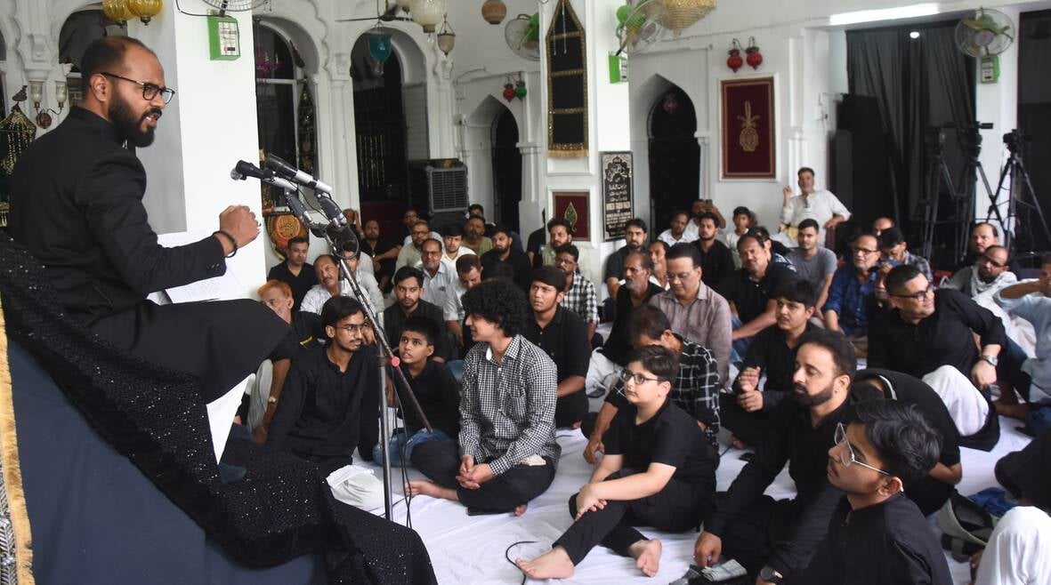 इदारा-ए-तहफ्फुज-ए-मर्सियाख्वानी की जानिब से इमामबाड़ा नाजिम साहब में मजलिस को खिताब करते काजि़ इदारा-ए-तहफ्फुज-ए-मर्सियाख्वानी की जानिब से इमामबाड़ा नाजिम साहब में मजलिस को खिताब करते काजि़