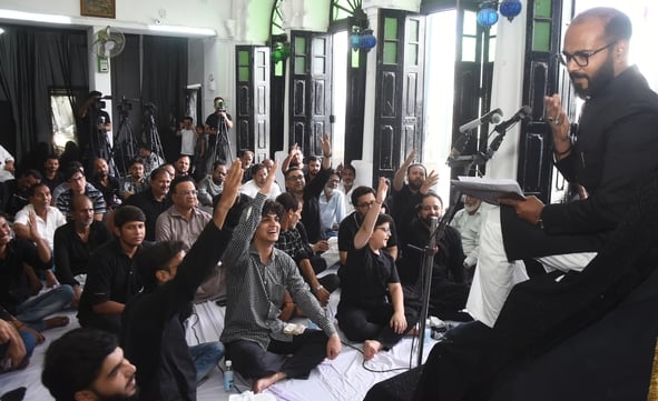 इदारा-ए-तहफ्फुज-ए-मर्सियाख्वानी की जानिब से इमामबाड़ा नाजिम साहब में मजलिस को खिताब करते काजि़ इदारा-ए-तहफ्फुज-ए-मर्सियाख्वानी की जानिब से इमामबाड़ा नाजिम साहब में मजलिस को खिताब करते काजि़