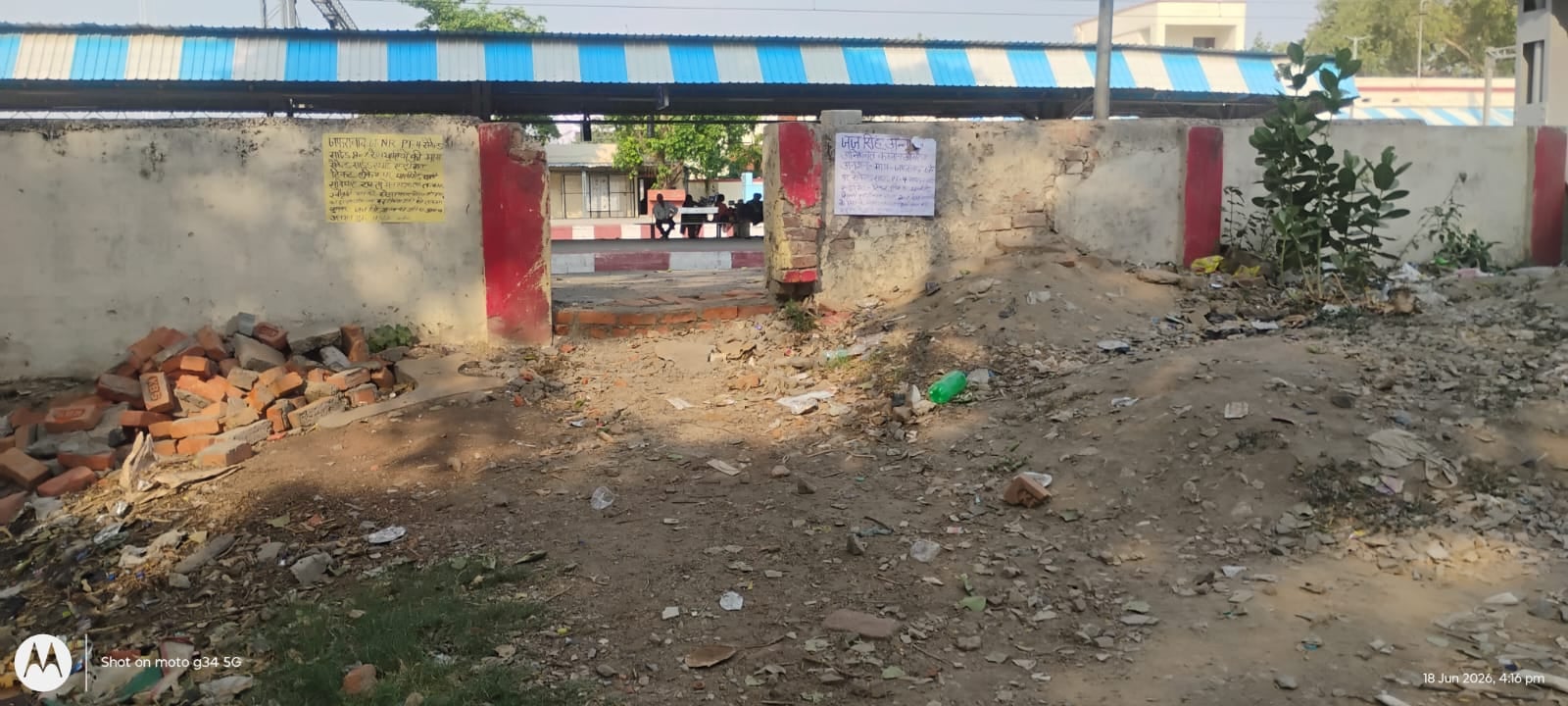 जफराबाद, आश्वासन पर अनशन खत्म हो गया, खोला गया छोटा गेट। स्रोत-संवाद जफराबाद, आश्वासन पर अनशन खत्म हो गया, खोला गया छोटा गेट। स्रोत-संवाद