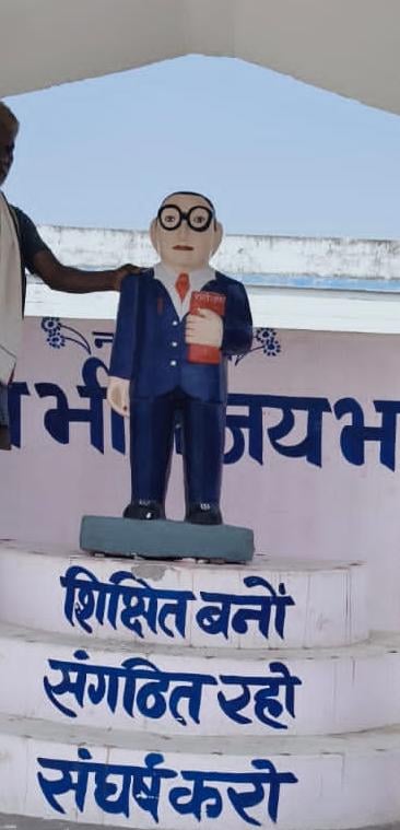 जजौली गांव में अंबेडर जी की मूर्ति टूटने की सूचना पर जुटी ग्रामीणों की भीड़। संवाद जजौली गांव में अंबेडर जी की मूर्ति टूटने की सूचना पर जुटी ग्रामीणों की भीड़। संवाद