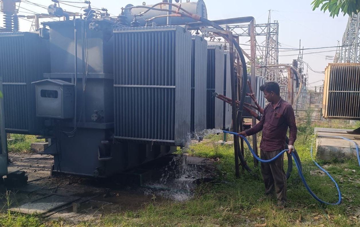 जलालाबाद में विद्युत निगम के अधिकारियों के साथ बैठक करते विधायक हरिप्रकाश वर्मा। संवाद जलालाबाद में विद्युत निगम के अधिकारियों के साथ बैठक करते विधायक हरिप्रकाश वर्मा। संवाद